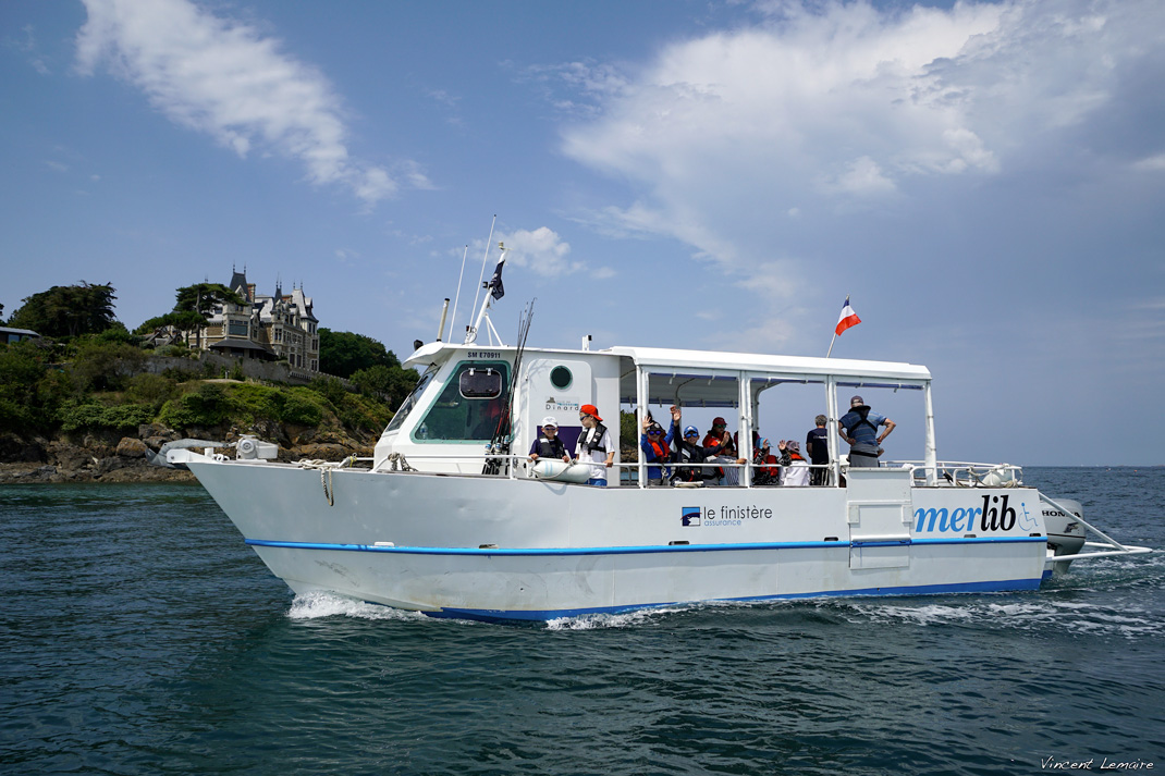 bateau l'intouchable en mer en train de naviguer